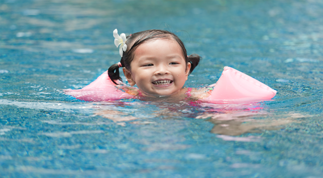 Pour être mieux dans l'eau, assurez-vous que l'âge de bébé est correct avant de nager
