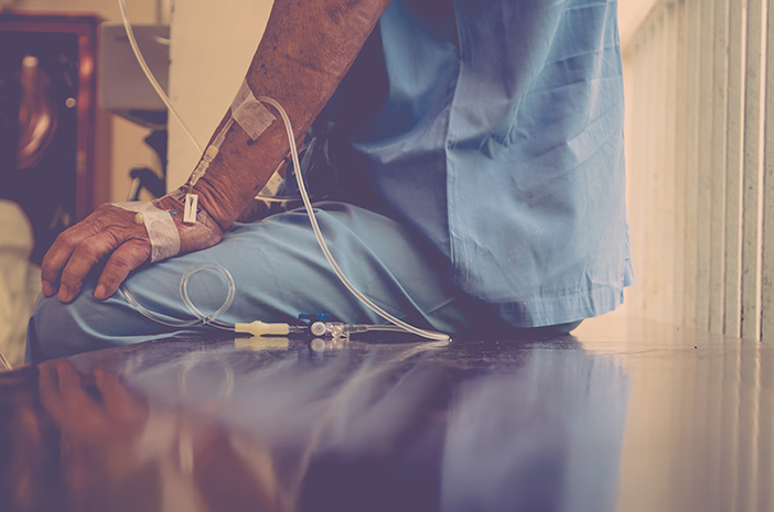 Est-il dangereux que le sang monte dans un tube de perfusion manuelle ?