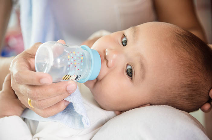 ¿Quiere dar agua a bebés de 0 a 6 meses? Este es el peligro