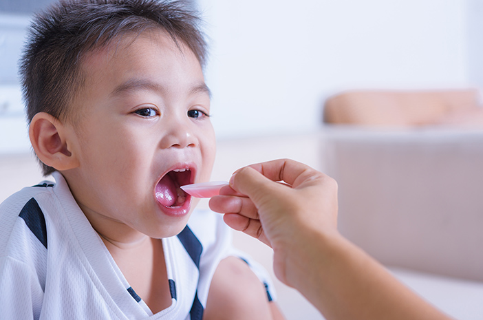 Właściwy sposób podawania paracetamolu, gdy dziecko ma gorączkę