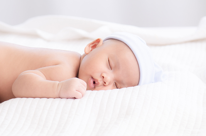 Mikor szabad hason aludni a babáknak?