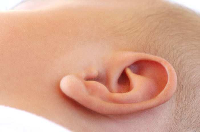 7 simptoma infekcija uha kod beba