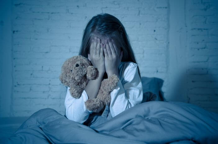 Barn gråter hysteriskt när de sover på natten, akta dig för nattskräck