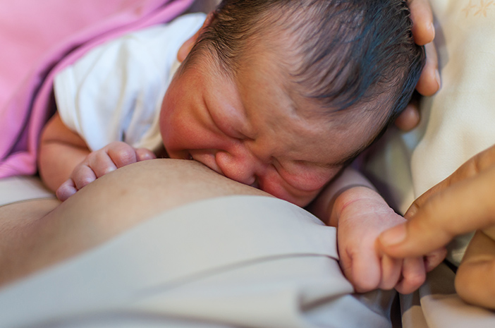 Conozca 5 causas por las que los bebés lloran mientras amamantan