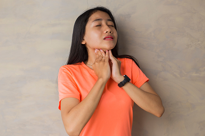 Que faut-il éviter quand on a mal à la gorge ?