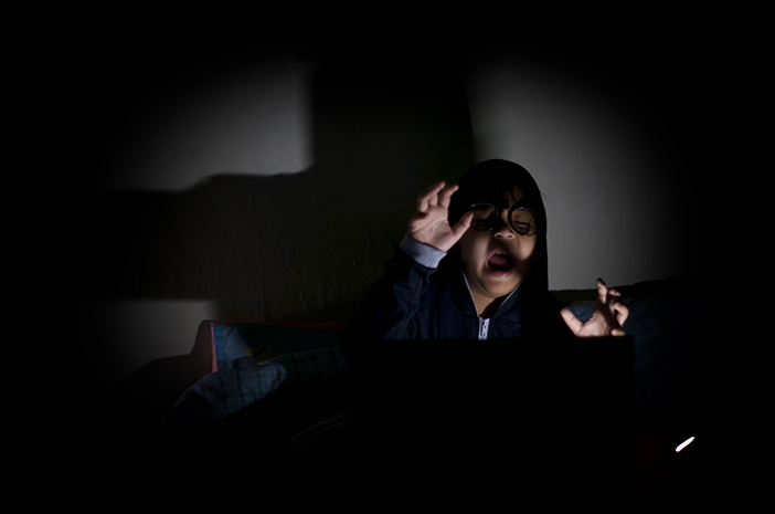 4 sätt att övervinna barn med en fobi för mörka platser