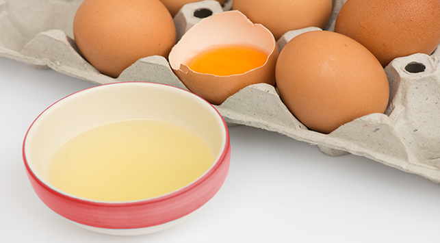 4 beneficios de la clara de huevo para los senos que necesitas saber