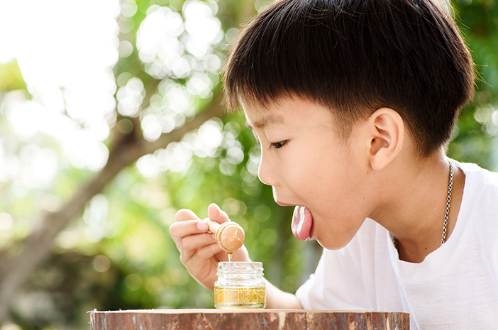 Jak skuteczny jest miód jako lek na kaszel u dzieci?