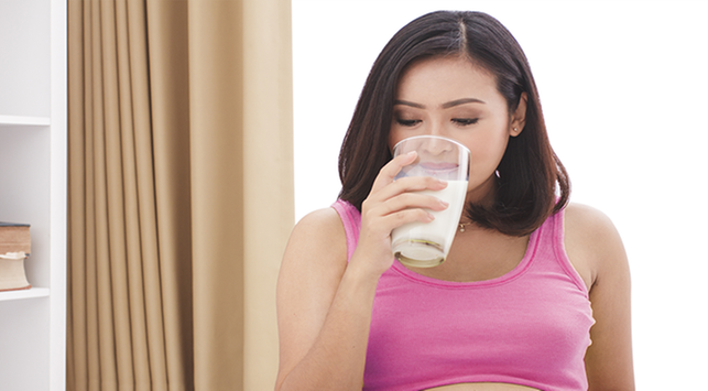 Pij mleko w ciąży, czy to konieczne?